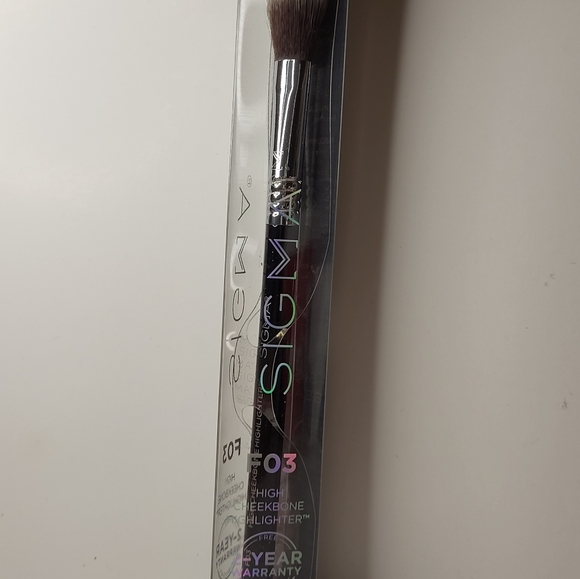 Sigma Beauty F03 cheekbone highlighter brush - Picture 3 of 7